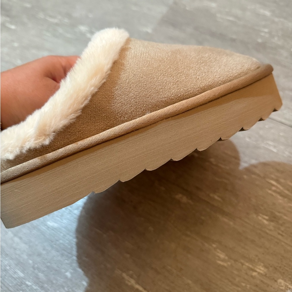 Fuzzy slippers - Picture 2 of 4